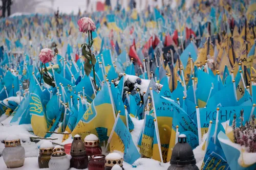 Маленькі прапори нагадують про воїнів, які загибли за Україну (1)