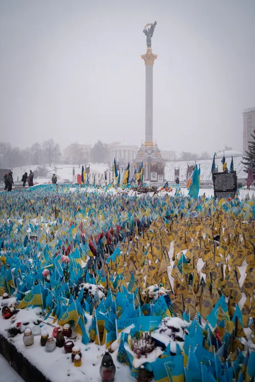 Маленькі прапори нагадують про воїнів, які загибли за Україну (2)